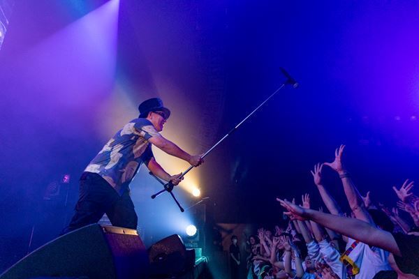 電気グルーヴ35周年ツアー、 圧巻のパフォーマンスで満員のフロアを魅了した、Zepp Haneda追加公演をレポート