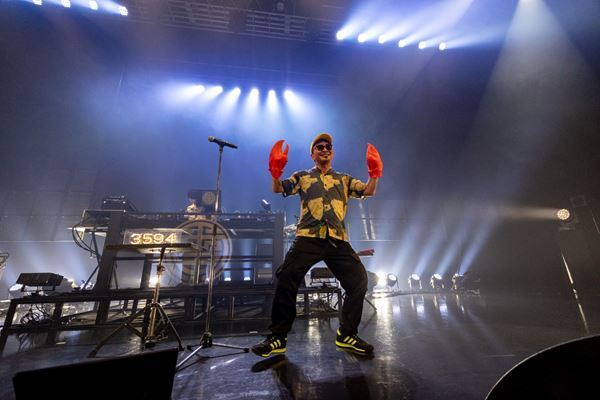 電気グルーヴ35周年ツアー、 圧巻のパフォーマンスで満員のフロアを魅了した、Zepp Haneda追加公演をレポート