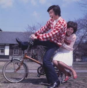 天地真理、2年連続で主演映画が初DVD化　共演の森田健作とともに『愛ってなんだろ』リリース決定を祝う