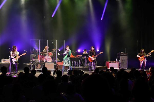 【ライブレポート】岸谷香感謝祭、藤巻亮太と荻野目洋子を迎えた遊び心満載な大人の祭り