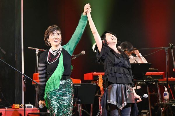 【ライブレポート】岸谷香感謝祭、藤巻亮太と荻野目洋子を迎えた遊び心満載な大人の祭り