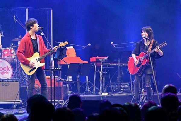 【ライブレポート】岸谷香感謝祭、藤巻亮太と荻野目洋子を迎えた遊び心満載な大人の祭り