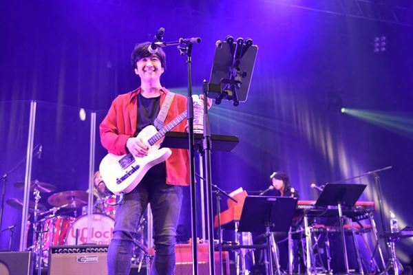 【ライブレポート】岸谷香感謝祭、藤巻亮太と荻野目洋子を迎えた遊び心満載な大人の祭り