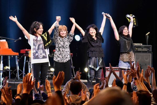 【ライブレポート】岸谷香感謝祭、藤巻亮太と荻野目洋子を迎えた遊び心満載な大人の祭り