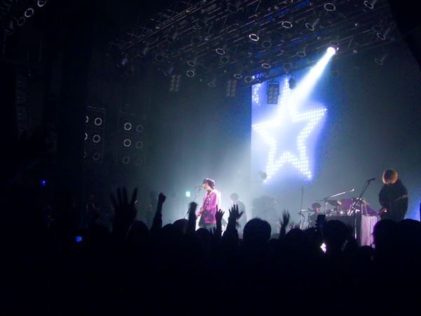 令和ポップをアップデートするニューロックスター爆誕の夜　Mega Shinnosuke『ロックはか゛わ゛い゛い゛』ツアー千秋楽オフィシャルレポート