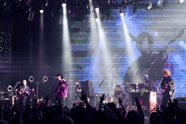 令和ポップをアップデートするニューロックスター爆誕の夜　Mega Shinnosuke『ロックはか゛わ゛い゛い゛』ツアー千秋楽オフィシャルレポート