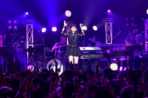 森高千里『レッツ・ゴォーゴォー!ツアー』開幕　約2時間50分で全23曲を熱唱【オフィシャルレポート】