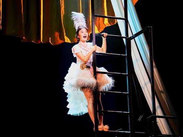 音楽劇『空中ブランコのりのキキ』開幕　咲妃みゆ、松岡広大、瀬奈じゅん、野上絹代のコメント＆舞台写真到着