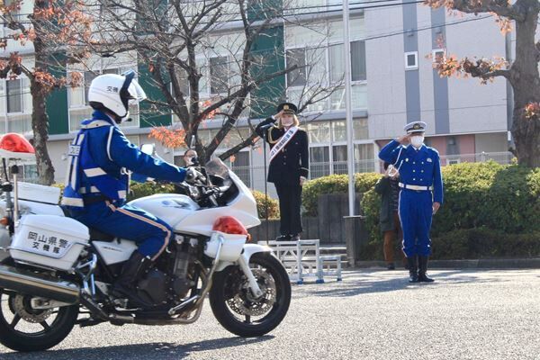 さとうもか、岡山県警察1日広報大使に就任　県警察音楽隊とのミニコンサートを開催