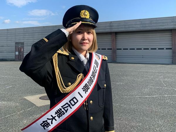 さとうもか、岡山県警察1日広報大使に就任　県警察音楽隊とのミニコンサートを開催