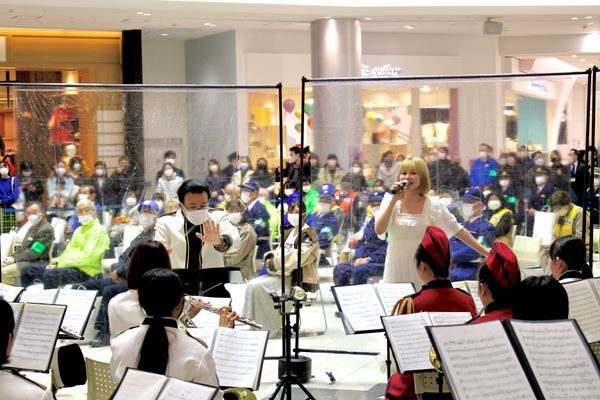 さとうもか、岡山県警察1日広報大使に就任　県警察音楽隊とのミニコンサートを開催