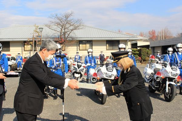 さとうもか、岡山県警察1日広報大使に就任　県警察音楽隊とのミニコンサートを開催