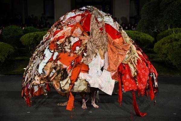 アーツ前橋で⼭縣良和の美術館初個展　ファッションプランド・リトゥンアフターワーズの歩みを紹介