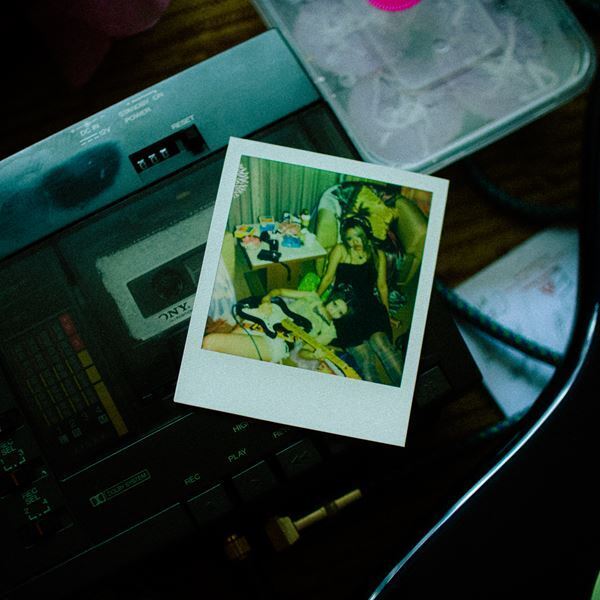 シンガーソングライター「ん・フェニ」、新曲「VETICA feat. wadfah」リリース