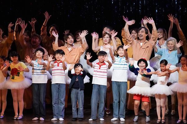 ミュージカル『ビリー・エリオット』オープニング公演開幕　4人のビリーがサプライズ登場