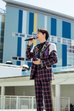 山崎育三郎、アルバム『The Handsome』リリース記念フリーライブに1,500人が熱狂「“タダ三郎”を楽しんで」