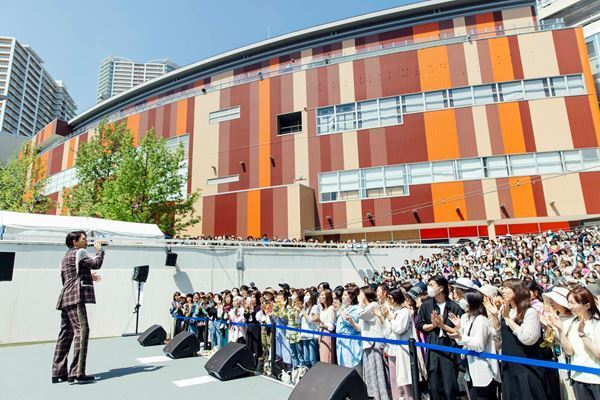 山崎育三郎、アルバム『The Handsome』リリース記念フリーライブに1,500人が熱狂「“タダ三郎”を楽しんで」