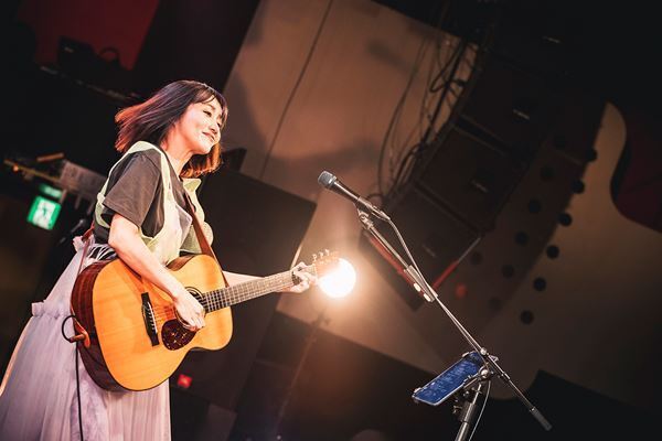 矢井田 瞳“大人の大人による大人げない盛り上がりが楽しい”デビュー25周年記念弾き語りツアー開幕　