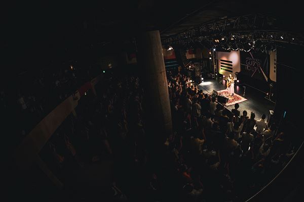 矢井田 瞳“大人の大人による大人げない盛り上がりが楽しい”デビュー25周年記念弾き語りツアー開幕　