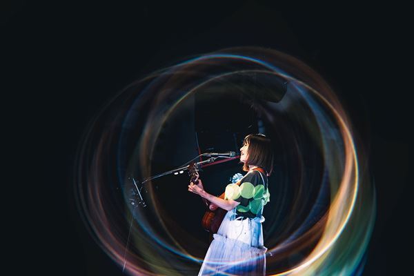 矢井田 瞳“大人の大人による大人げない盛り上がりが楽しい”デビュー25周年記念弾き語りツアー開幕　