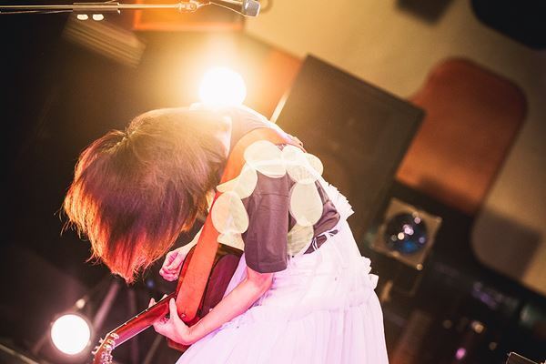 矢井田 瞳“大人の大人による大人げない盛り上がりが楽しい”デビュー25周年記念弾き語りツアー開幕　