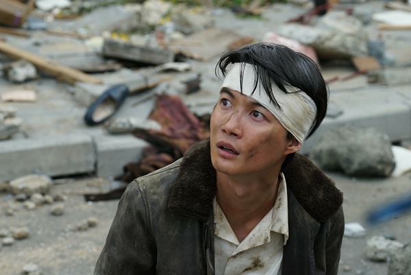 映画『ゴジラ-1.0』ゴジラの全身ビジュアル＆神木隆之介、浜辺美波ら登場人物を収めた場面写真15枚公開