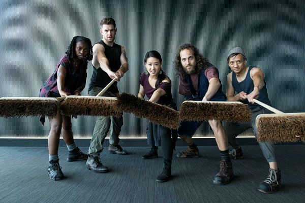 リズムで溢れるステージ！ 人生を変える、元気になれる、それが『STOMP』