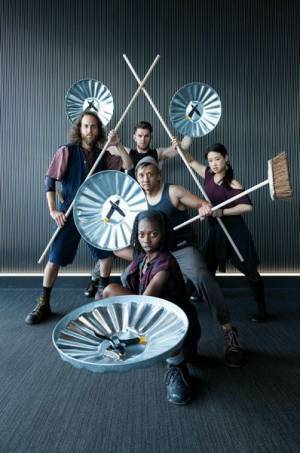 リズムで溢れるステージ！ 人生を変える、元気になれる、それが『STOMP』