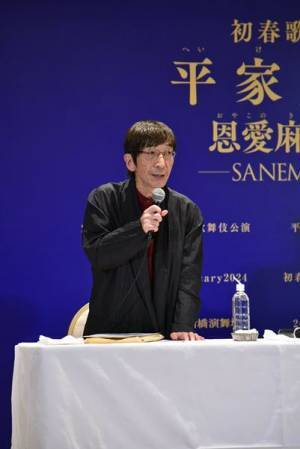 團十郎、ぼたん、新之助の親子共演の新春公演の副題に「麻央」の名