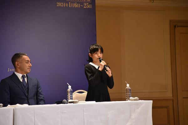 團十郎、ぼたん、新之助の親子共演の新春公演の副題に「麻央」の名