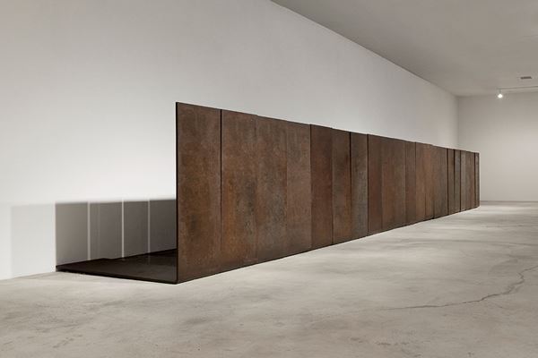 ミニマル・アートを代表する彫刻家カール・アンドレの国内美術館初の個展　大型彫刻のほか詩の作品の展示も