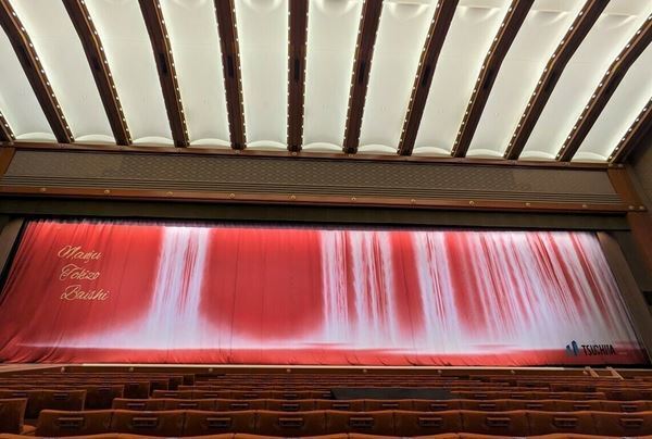 「六月大歌舞伎」を彩る祝幕がお披露目、ビートたけしが描いた“風神雷神”が中村陽喜・夏幹の初舞台を祝う