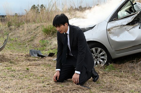 『ダブルチート 偽りの警官 Season2』場面写真＆市原隼人と向井理のスペシャルシュート公開