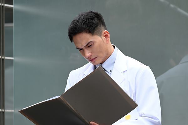 『ダブルチート 偽りの警官 Season2』場面写真＆市原隼人と向井理のスペシャルシュート公開