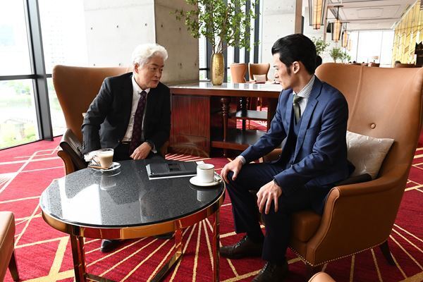 『ダブルチート 偽りの警官 Season2』場面写真＆市原隼人と向井理のスペシャルシュート公開