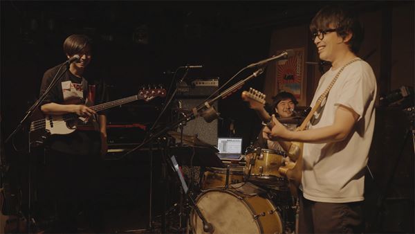 くるり、初のドキュメンタリー映画より京都のライヴハウスで披露した「東京」を期間限定公開