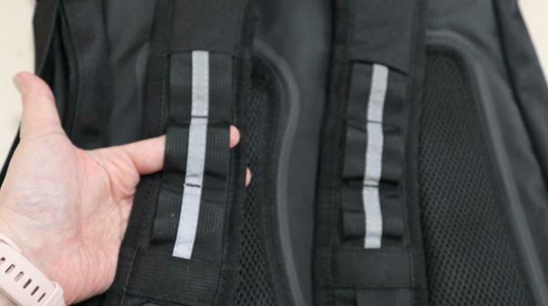 スリムでスタイリッシュ、おまけに防水！　ワークマン「イージス防水メッセンジャーバッグ」の実力をレポート