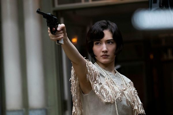 映画『リボルバー・リリー』綾瀬はるかが真剣な表情でアクションシーンの練習に臨むメイキング映像公開