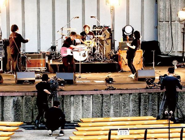 ZAZEN BOYS×NUMBER GIRL、本日発売の映像作品よりブックレット掲載のライブ写真公開