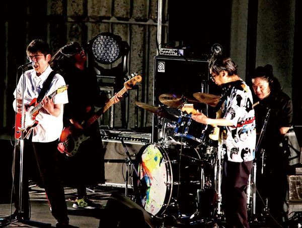 ZAZEN BOYS×NUMBER GIRL、本日発売の映像作品よりブックレット掲載のライブ写真公開