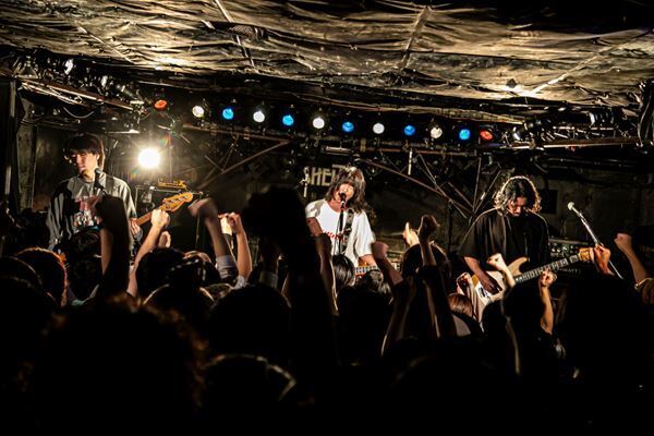 SuU×時速36km『骨-日-』 音楽性の異なる2組が自分たちの音楽をぶつけ合った、念願の初ツーマンをレポート