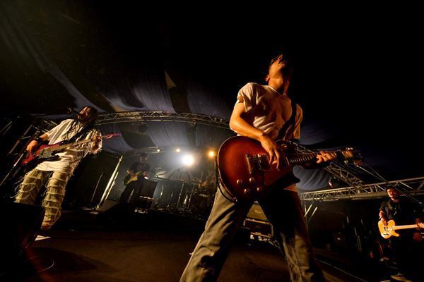 盟友とともに走り抜けた奇跡の2日間。「山人音楽祭」熱狂の最終日を最速レポート