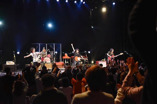 岸谷香、藤巻亮太、荻野目洋子による「M」も！ コラボイベント『岸谷香 感謝祭2023』で全21曲を披露