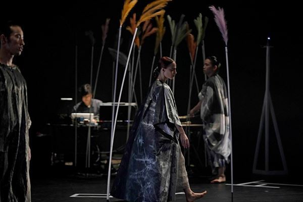 KAAT×山田うん×池上高志 ダンス公演『まだここ通ってない』開幕（コメント&舞台写真あり）