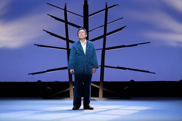 風間杜夫ひとり芝居『カラオケマン 最後のロマンス』東京公演が今夜開幕　舞台写真到着