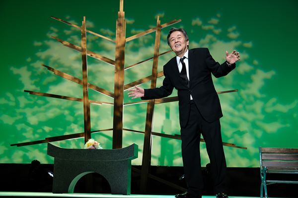 風間杜夫ひとり芝居『カラオケマン 最後のロマンス』東京公演が今夜開幕　舞台写真到着