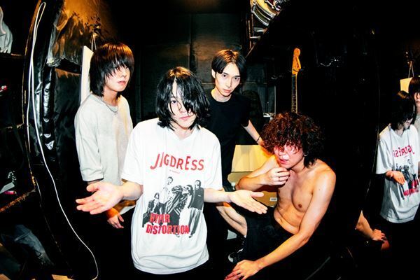JIGDRESS、超満員の下北沢DaisyBarでツアー終幕「俺たちずっとカッコいいから、これからもよろしく」