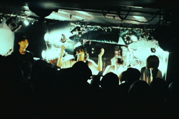 JIGDRESS、超満員の下北沢DaisyBarでツアー終幕「俺たちずっとカッコいいから、これからもよろしく」