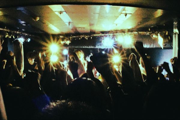 JIGDRESS、超満員の下北沢DaisyBarでツアー終幕「俺たちずっとカッコいいから、これからもよろしく」