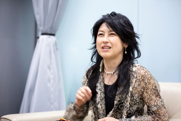 【対談：岸谷香×スガ シカオ】「こんなイカした同級生はいないよ」